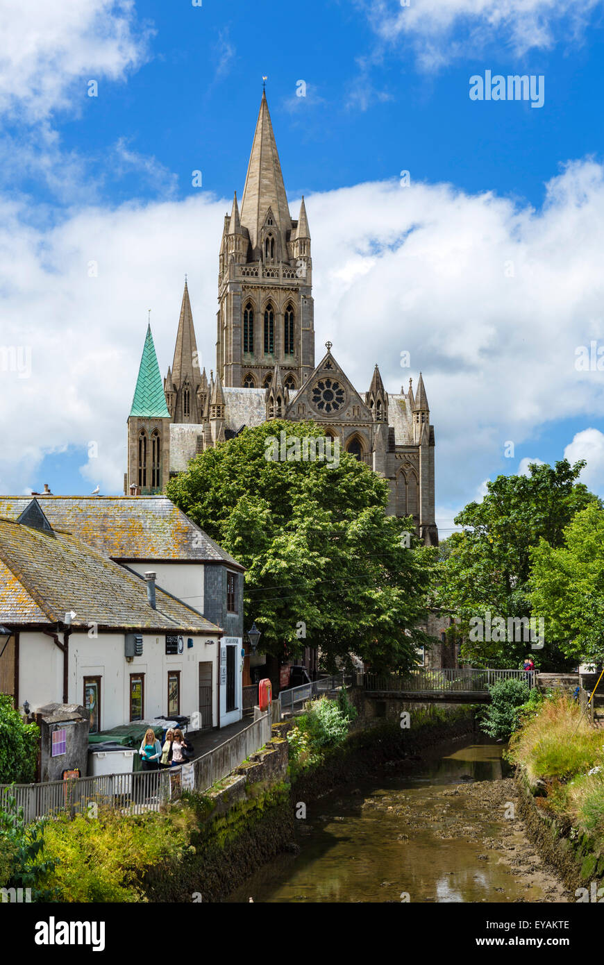 Der Kathedrale und dem Fluss Allen aus New Bridge Street, Truro, Cornwall, England, UK Stockfoto