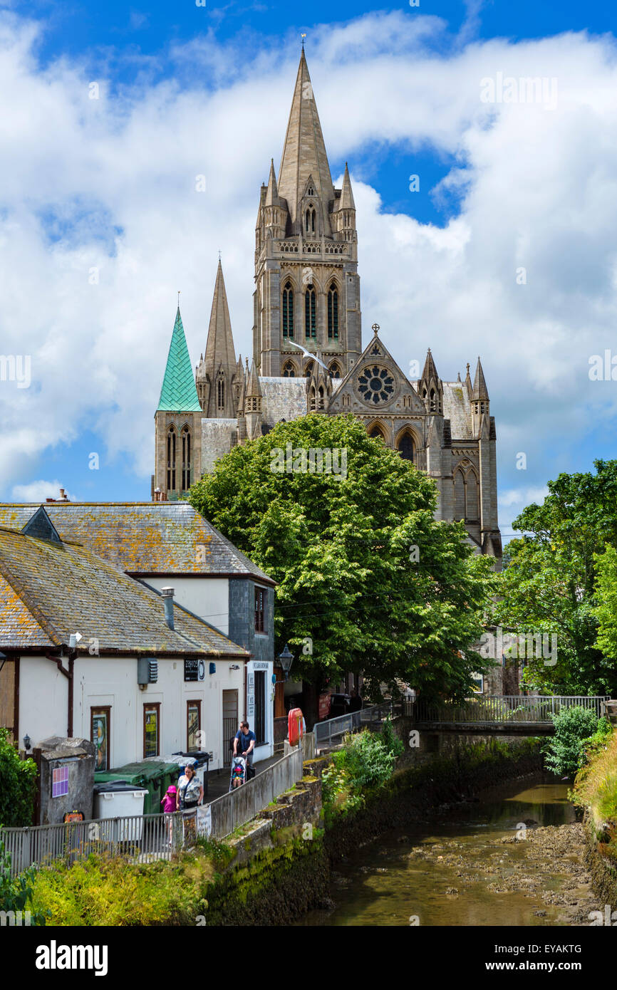 Der Kathedrale und dem Fluss Allen aus New Bridge Street, Truro, Cornwall, England, UK Stockfoto