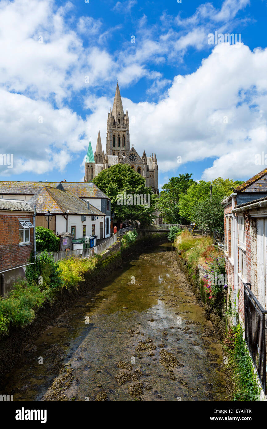 Der Kathedrale und dem Fluss Allen aus New Bridge Street, Truro, Cornwall, England, UK Stockfoto