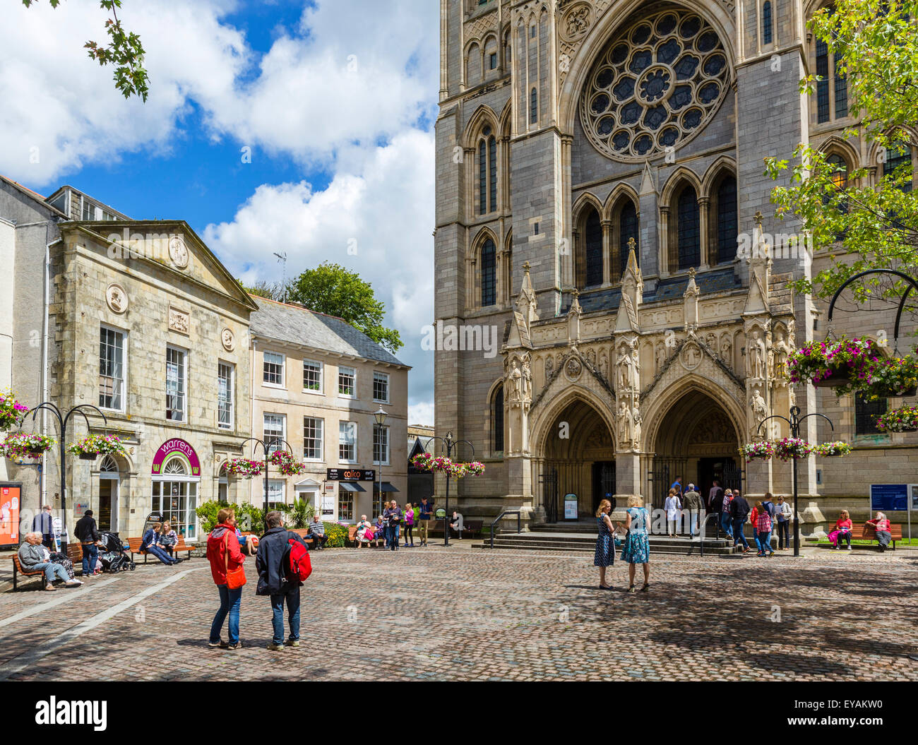 Hohes Kreuz vor der Kathedrale, Truro, Cornwall, England, UK Stockfoto