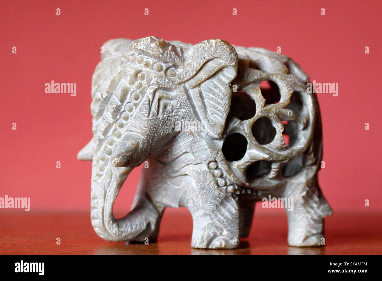 Baby-Elefant in einem Elefanten-Figur aus einem einzigen Stein. Thailändische Ornament. Stockfoto