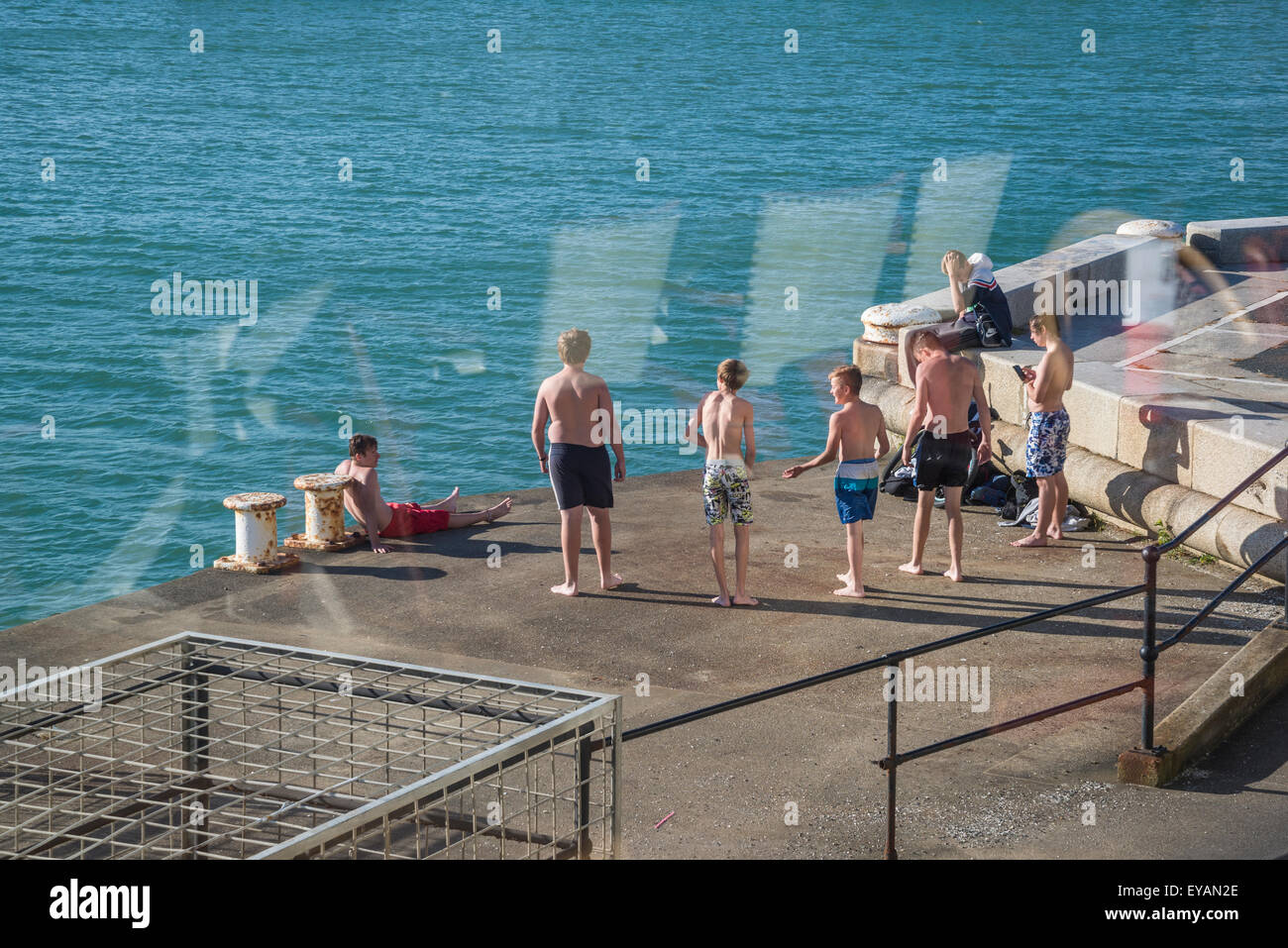 Jungen, die Vorbereitung zu springen in das Meer, Ramsgate, Kent, England, UK Stockfoto