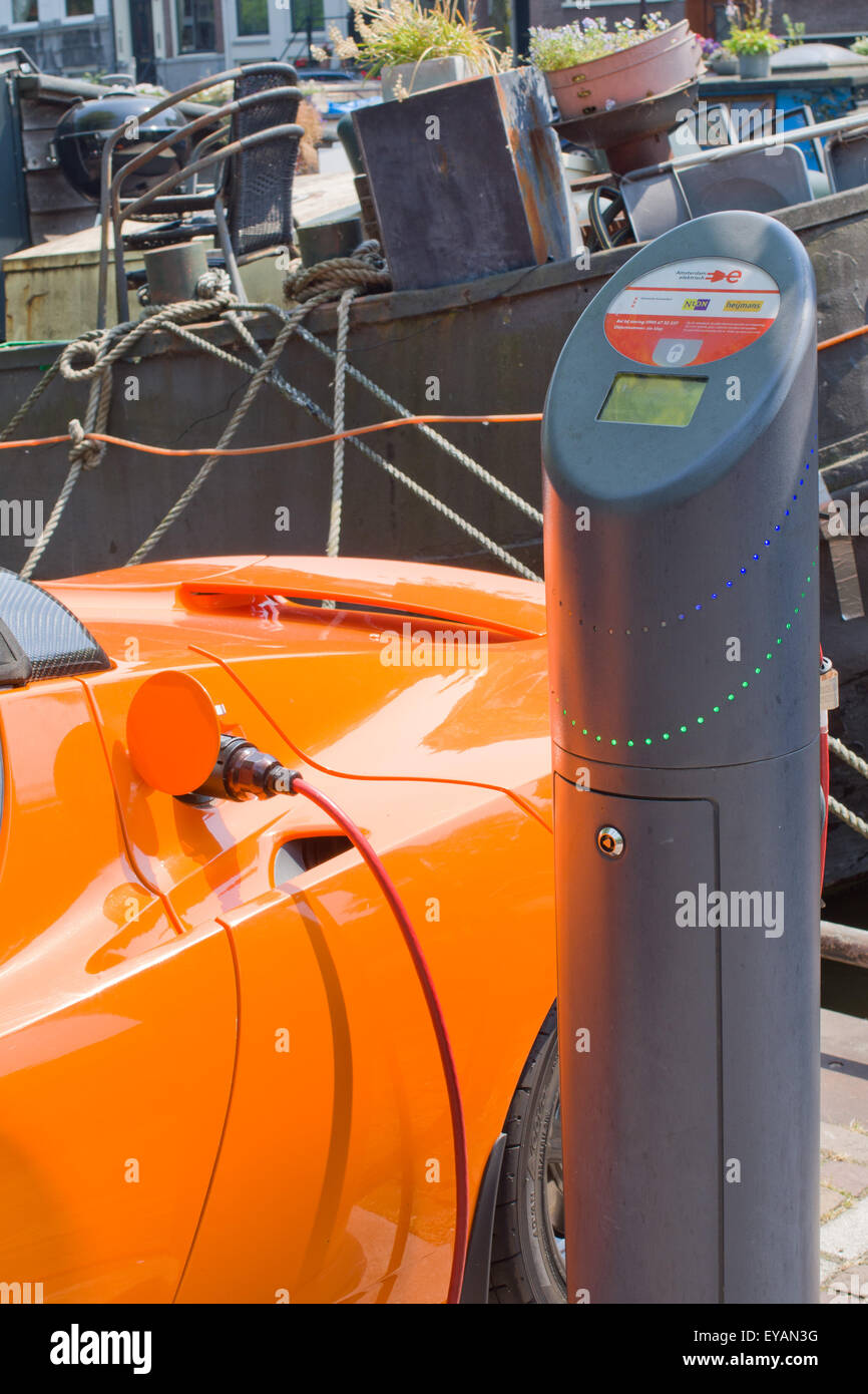 Tesla Elektroauto aufladen Akkus bei öffentlichen Ladestationen Punkt Amsterdam Holland Stockfoto