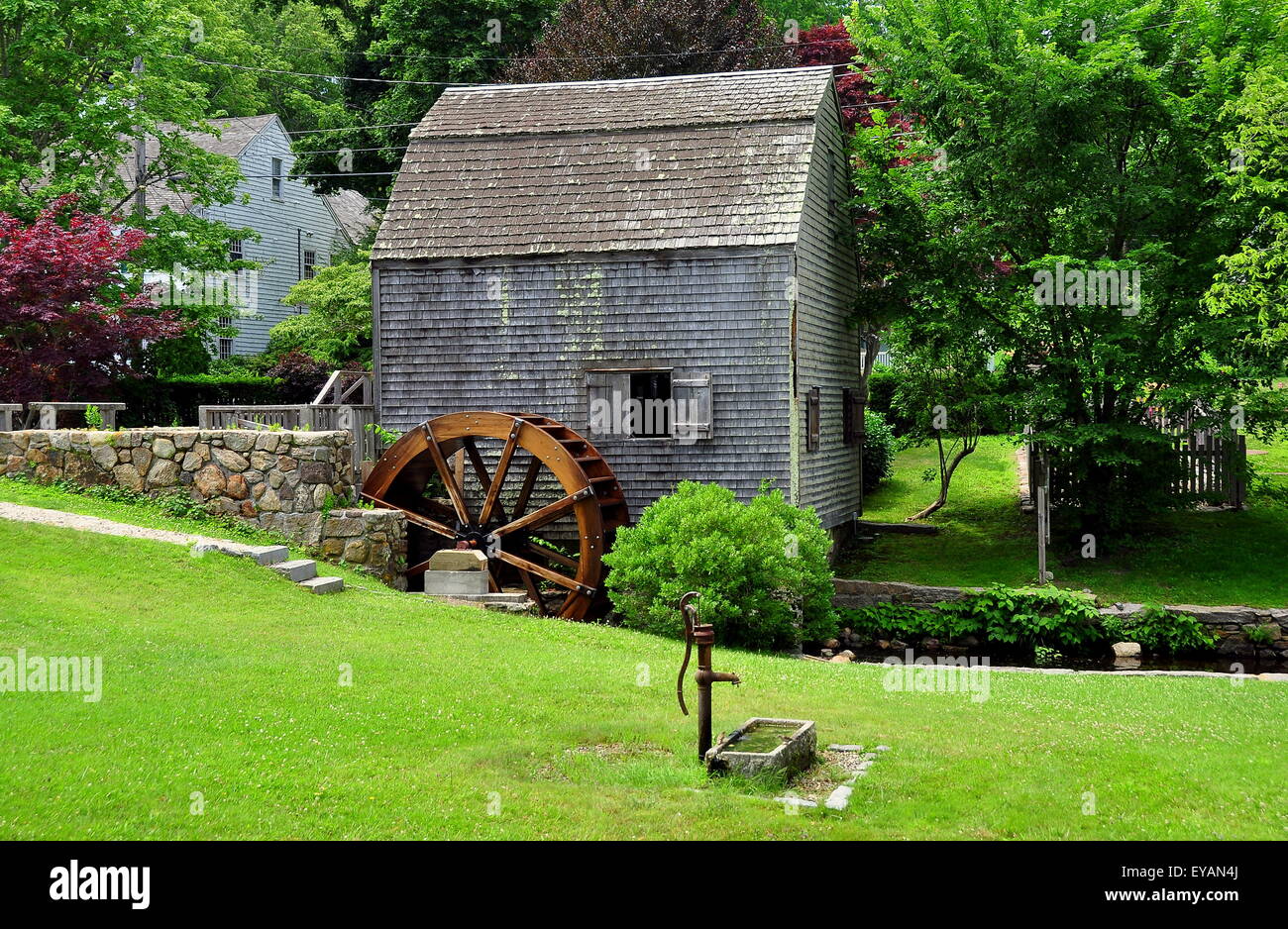 Sandwich, Massachusetts: 1637 Dexters Grist Mill und Wasserrad ist eine voll funktionsfähige Anlage, die noch Maismehl mahlt Stockfoto