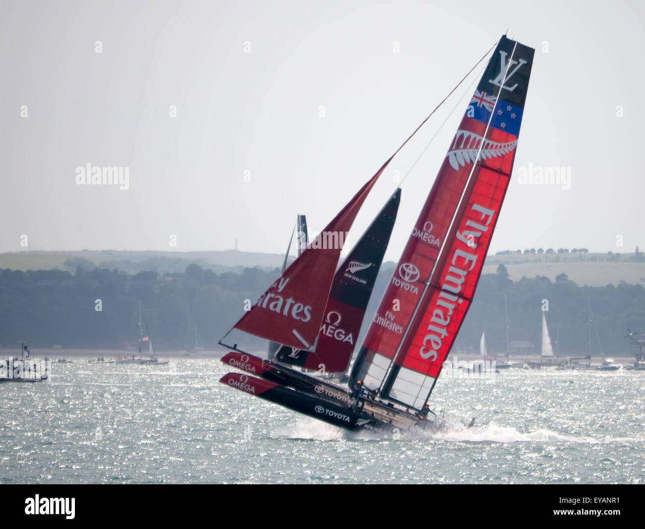 Portsmouth, England, 25. Juli 2015 Emirates Team New Zealand heftig Stich im zweiten Rennen des Americas Cup World Series in Portsmouth. den Americas Cup World Series in Portsmouth zwischen dem 23. Juli und dem 26. Juli 2015 Credit: Simon evans/alamy leben Nachrichten Stockfoto