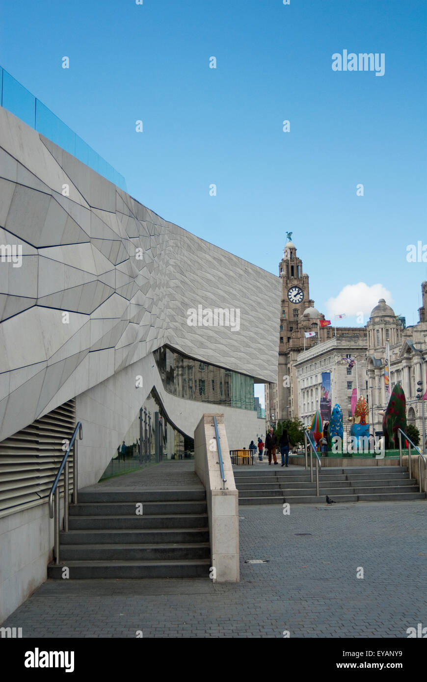 Editorial-Bildern in Liverpool an der Außenkante der modernen Architektur Museum of Liverpool im Gegensatz zu den älteren b Stockfoto