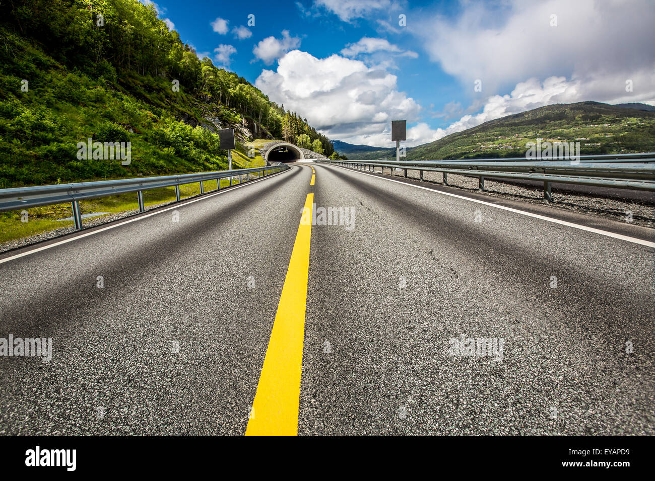 Bergstraße in Norwegen. Der Eingang zum Tunnel. Stockfoto