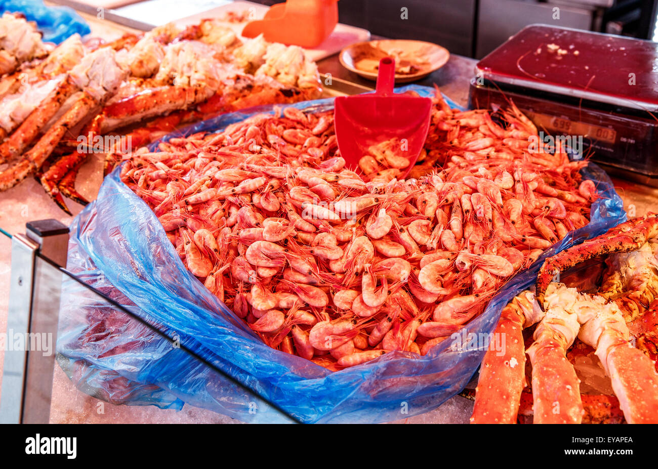 Verschiedene Meeresfrüchte in den Regalen der Fischmarkt in Norwegen, Bergen Stockfoto