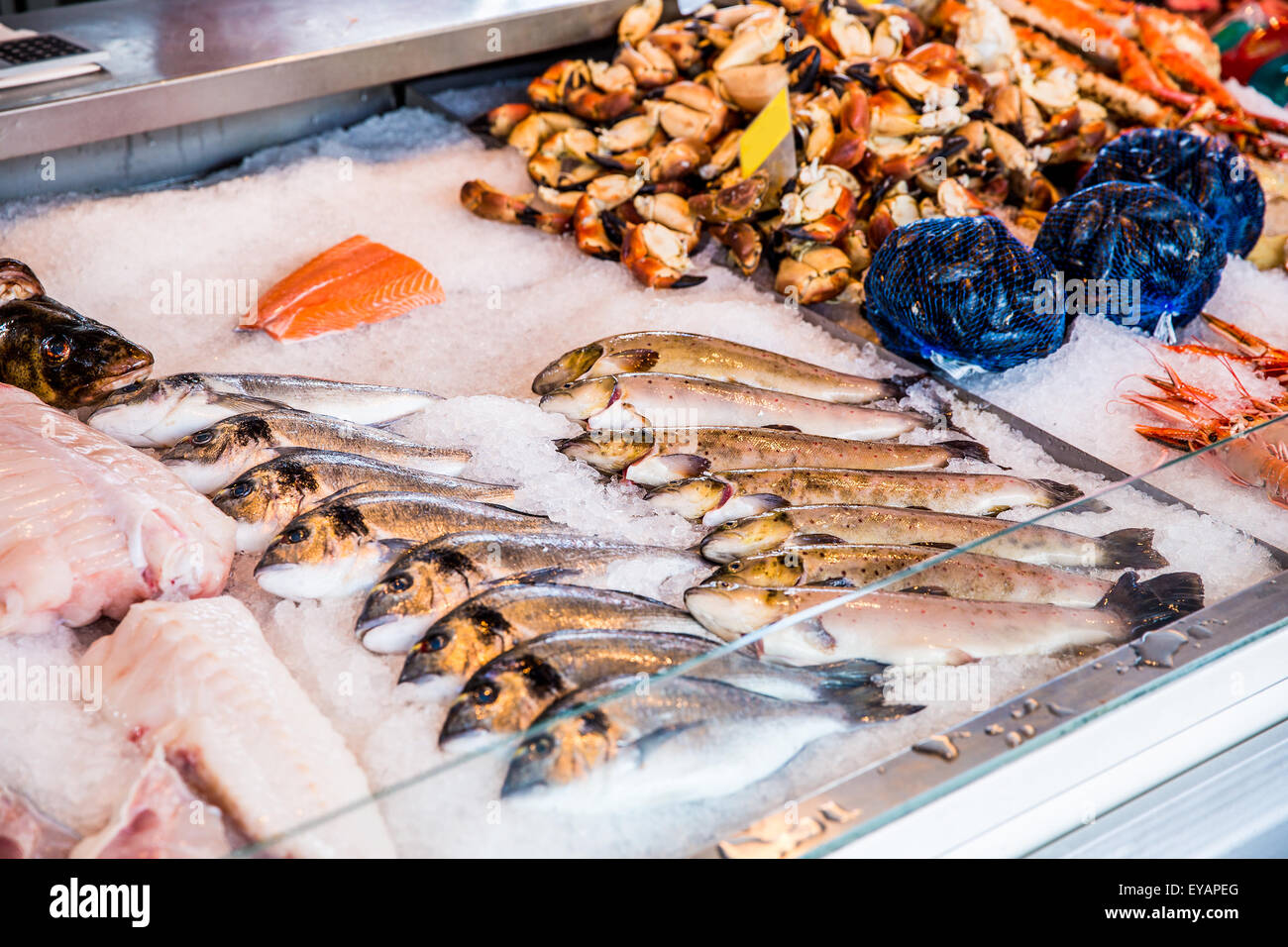 Verschiedene Meeresfrüchte in den Regalen der Fischmarkt in Norwegen, Bergen Stockfoto