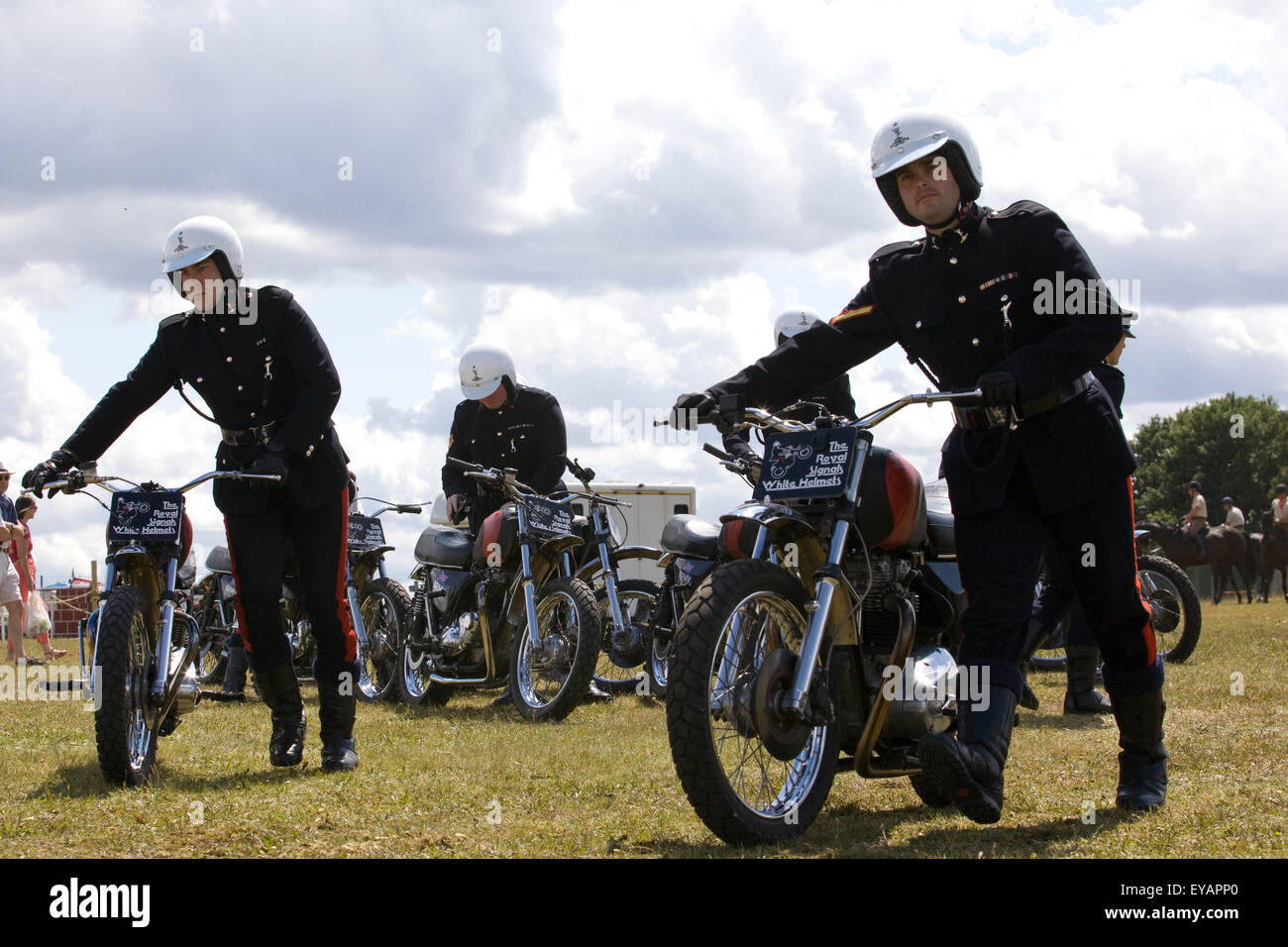 Königliche Korps der Signale, die weißen Helm Motorrad anzeigen Team 750 ccm Triumph TR7V Tiger-Motorräder Stockfoto