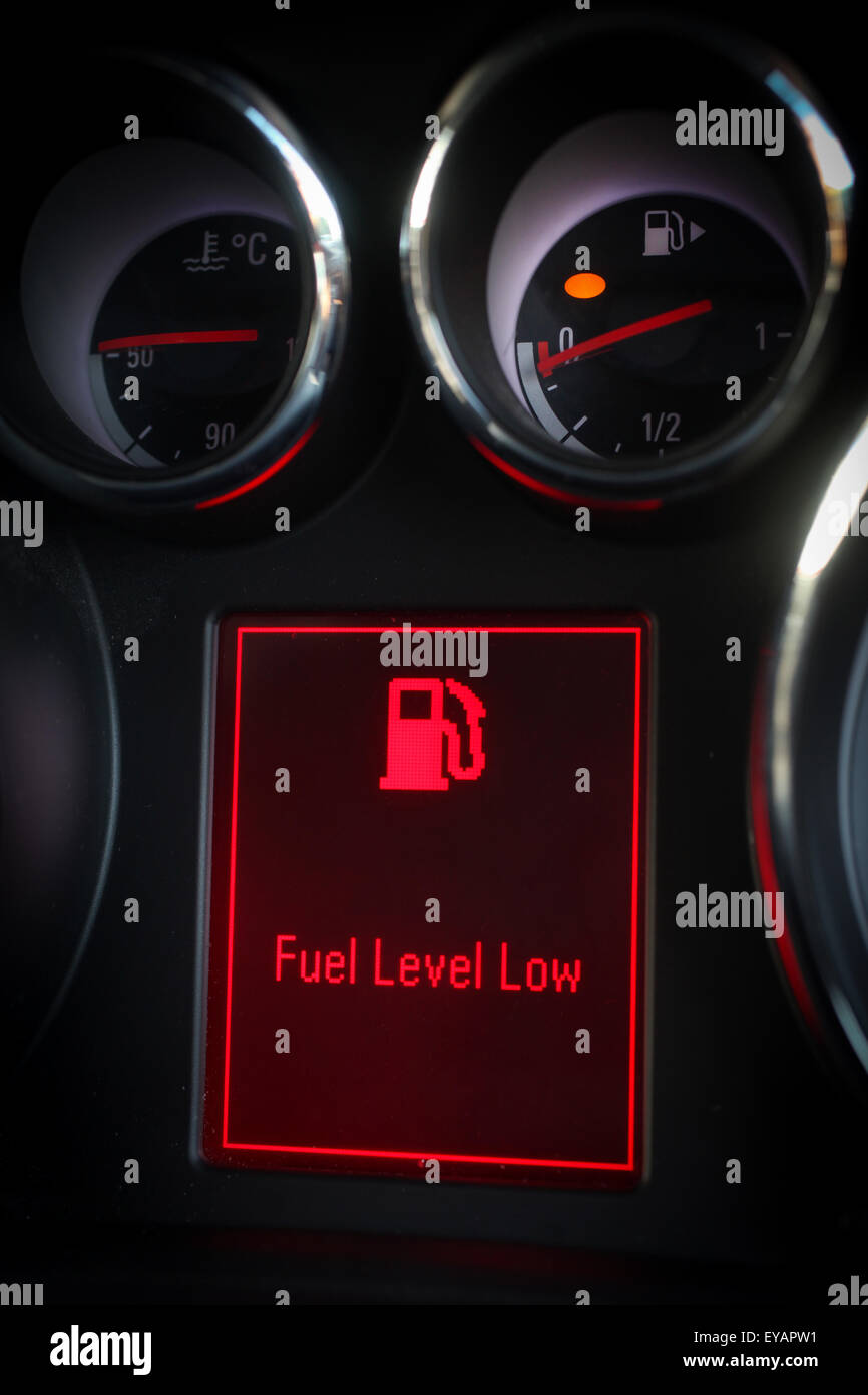 Geringer Kraftstoffverbrauch-Kontrollleuchte auf dem Armaturenbrett eines Autos angezeigt Stockfoto