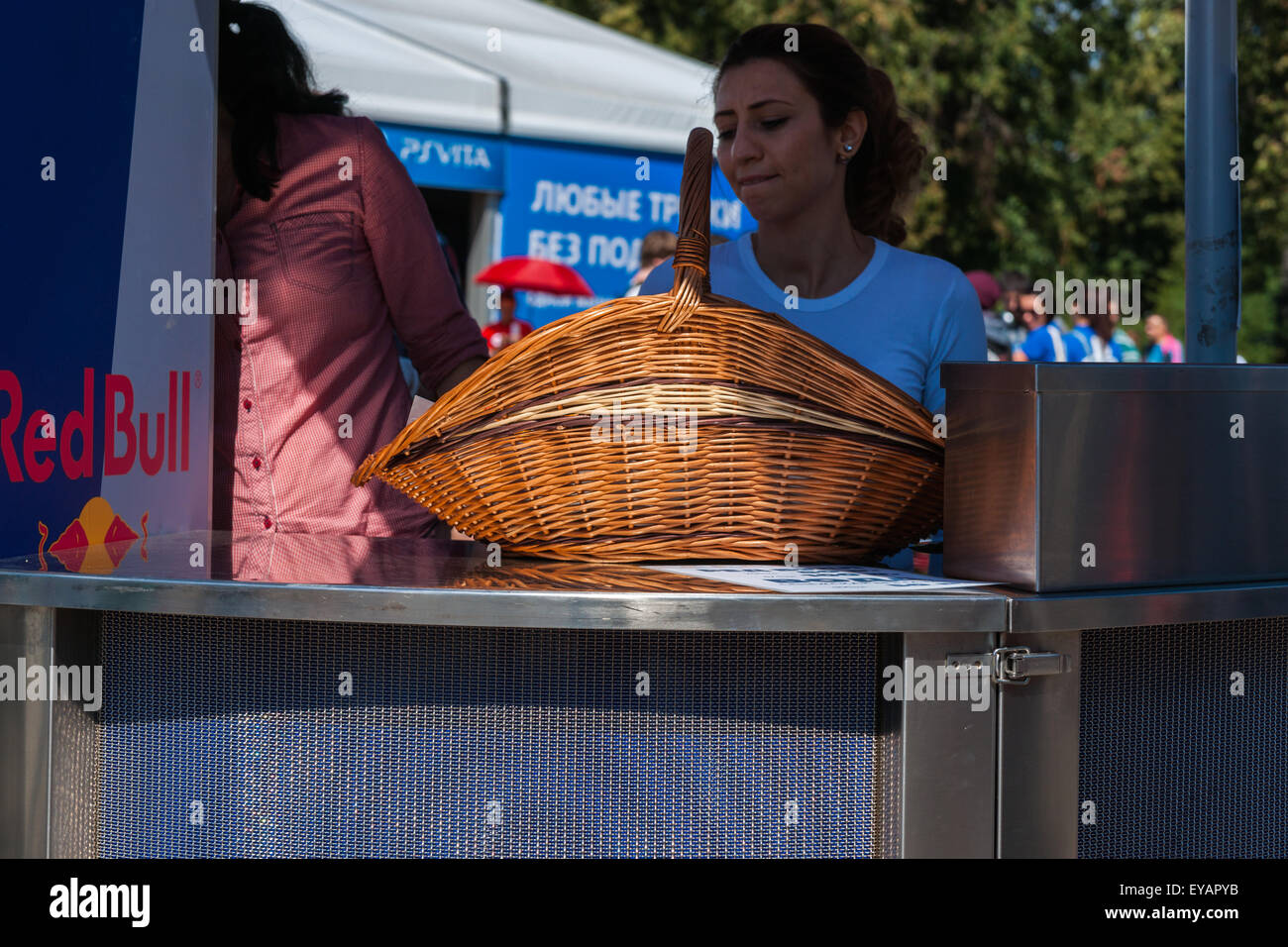 Moskau, Russland. 25. Juli 2015. Moskau City Games 2015 Sportfest fand im olympischen Sport komplexe Luzhniky von Moskau City. Menschen auf dem Festival. Unbekannte Frau verkauft Snacks. Bildnachweis: Alex Bilder/Alamy Live-Nachrichten Stockfoto