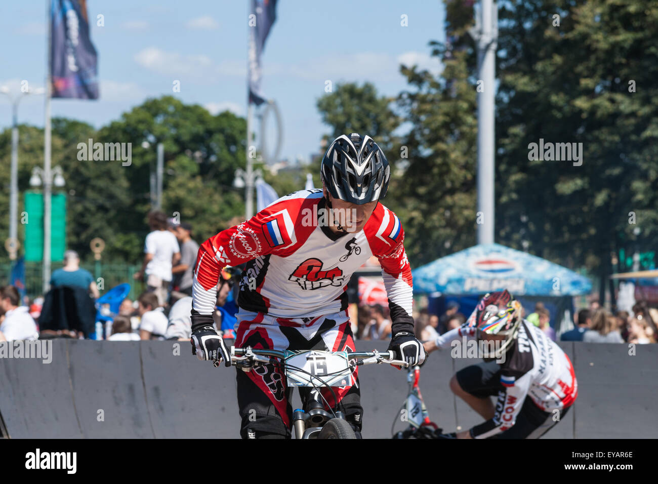 Moskau, Russland. 25. Juli 2015. Moskau City Games 2015 Sportfest fand im olympischen Sport komplexe Luzhniky von Moskau City. Unbekannten Radfahrer auf der Radrennbahn. Bildnachweis: Alex Bilder/Alamy Live-Nachrichten Stockfoto