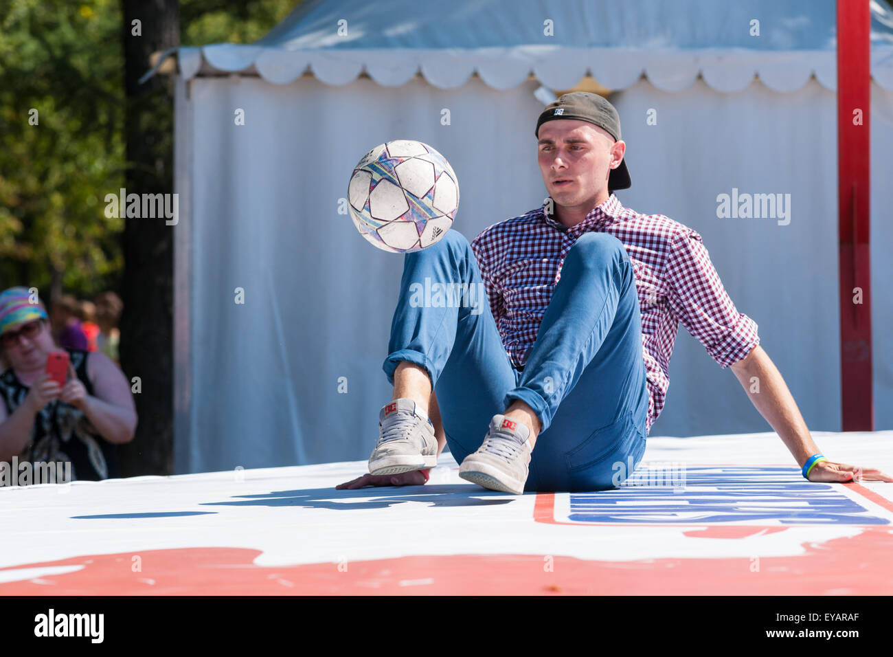 Moskau, Russland. 25. Juli 2015. Moskau City Games 2015 Sportfest fand im olympischen Sport komplexe Luzhniky von Moskau City. Alle russischen Meisterschaft für Fußball Fußball Freestyle. Nicht identifizierte Sportler führt eine Übung mit einem Fußball. Bildnachweis: Alex Bilder/Alamy Live-Nachrichten Stockfoto