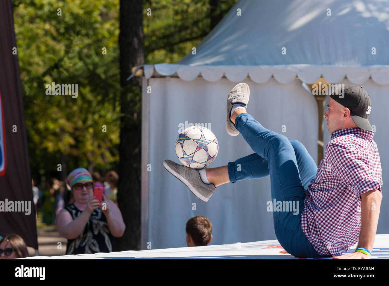 Moskau, Russland. 25. Juli 2015. Moskau City Games 2015 Sportfest fand im olympischen Sport komplexe Luzhniky von Moskau City. Alle russischen Meisterschaft für Fußball Fußball Freestyle. Nicht identifizierte Sportler führt eine Übung mit einem Fußball. Bildnachweis: Alex Bilder/Alamy Live-Nachrichten Stockfoto