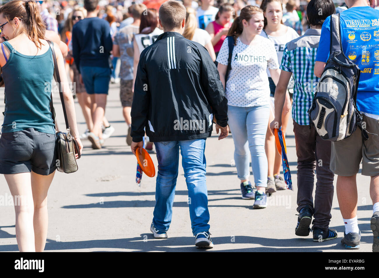 Moskau, Russland. 25. Juli 2015. Moskau City Games 2015 Sportfest fand im olympischen Sport komplexe Luzhniky von Moskau City. Menschen in das Festival-Ereignis. Nicht identifizierte Personen hin und her gehen, Essen, Snacks und Fotografieren im Luzhniki Park. Bildnachweis: Alex Bilder/Alamy Live-Nachrichten Stockfoto