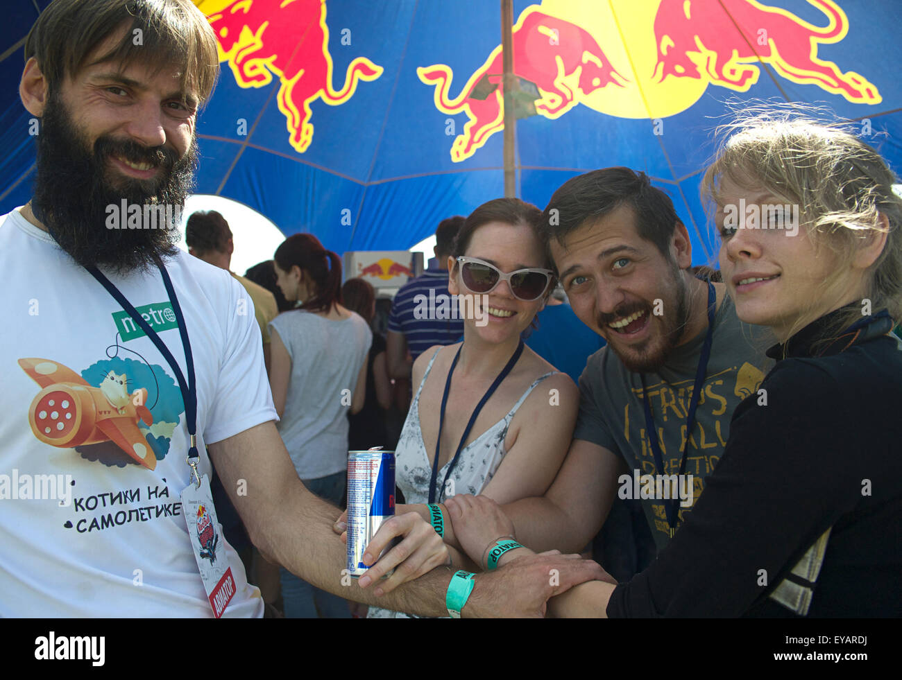 Moskau, Russland. 25. Juli 2015. Mitglieder des Teams bereiten die Veranstaltung 2015 Red Bull Flugtag in Moskau, Russland.die weltweit erste Red Bull Flugtag fand in Wien, Österreich, 1991. (Kredit-Bild: © Anna Sergeeva über ZUMA Draht) Stockfoto