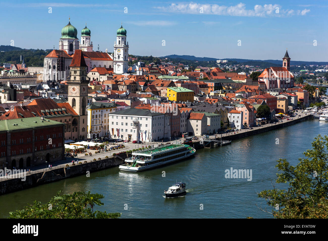 Passau Deutschland Donau Boot vorbei, Passau Altstadt Landschaft Deutschland Stockfoto