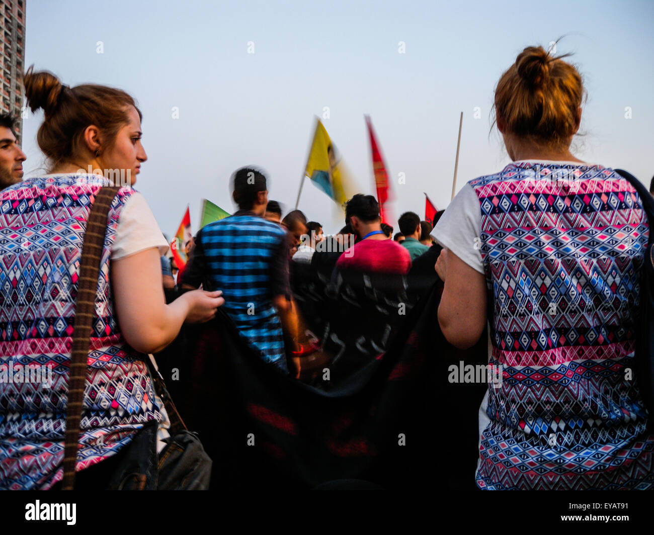 Arbil, Irak. 25. Juli 2015. Eine Demonstration Qandil Mountain zu Verhandlungen mit der Türkei zu stoppen Angriffe der PKK zu schützen sie Erdogan Terrorist und und AKP Terrorist schreit aber die Sicherheit rund um Türkei Rat erlaubte nicht die Demonstration geben die Art und Weise. © Jawdat Ahmed/Pacific Press/Alamy Live-Nachrichten Stockfoto