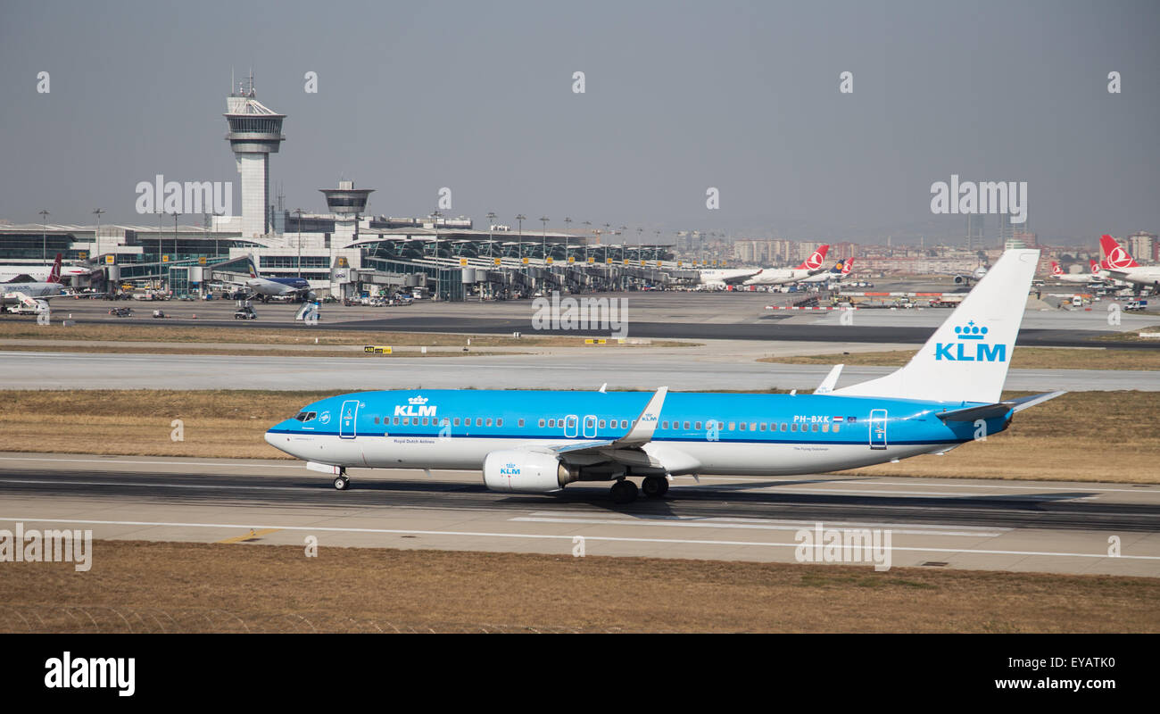 ISTANBUL, Türkei - 9. Juli 2015: KLM Boeing 737 - 8 K 2 (CN 29598/639) startet vom Flughafen Istanbul-Atatürk. KLM ist die Fahne Auto Stockfoto