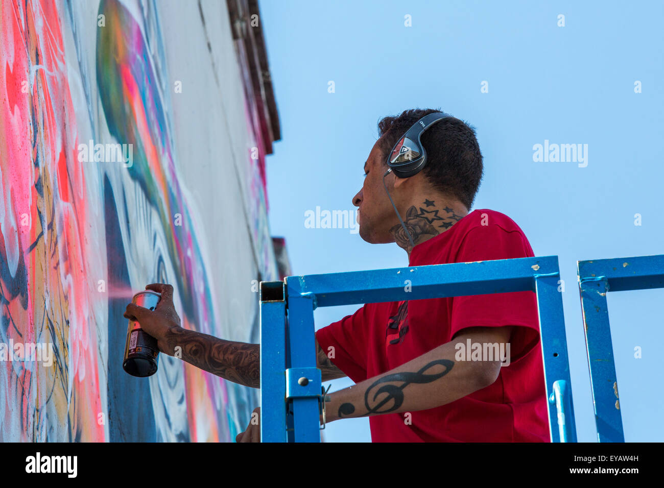 Bristol, UK. 25. Juli 2015. Tausende versammeln sich in Bristol für die Upfest street Art und Graffiti-Festival. Auf dem Festival brasilianische Street-Artist LM7 schafft eine beeindruckende Kunstwerk auf der Seite der Freimaurer Pub Credit: Paul Smith/Alamy Live News Stockfoto