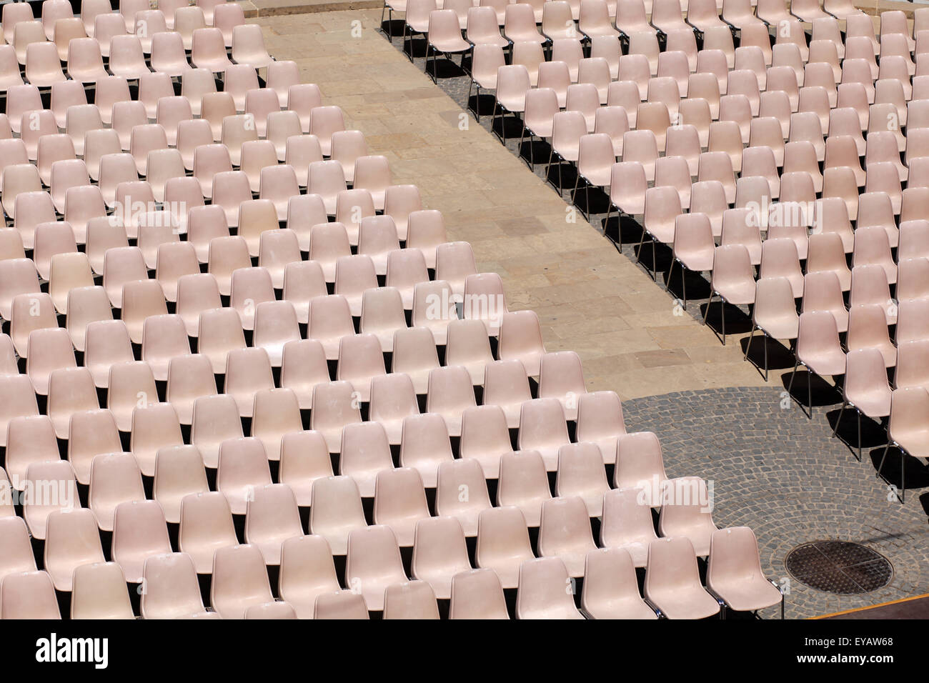 Viele leuchten Rosa Stühle aufgereiht für Konzert, Rede oder eine andere Veranstaltung Stockfoto