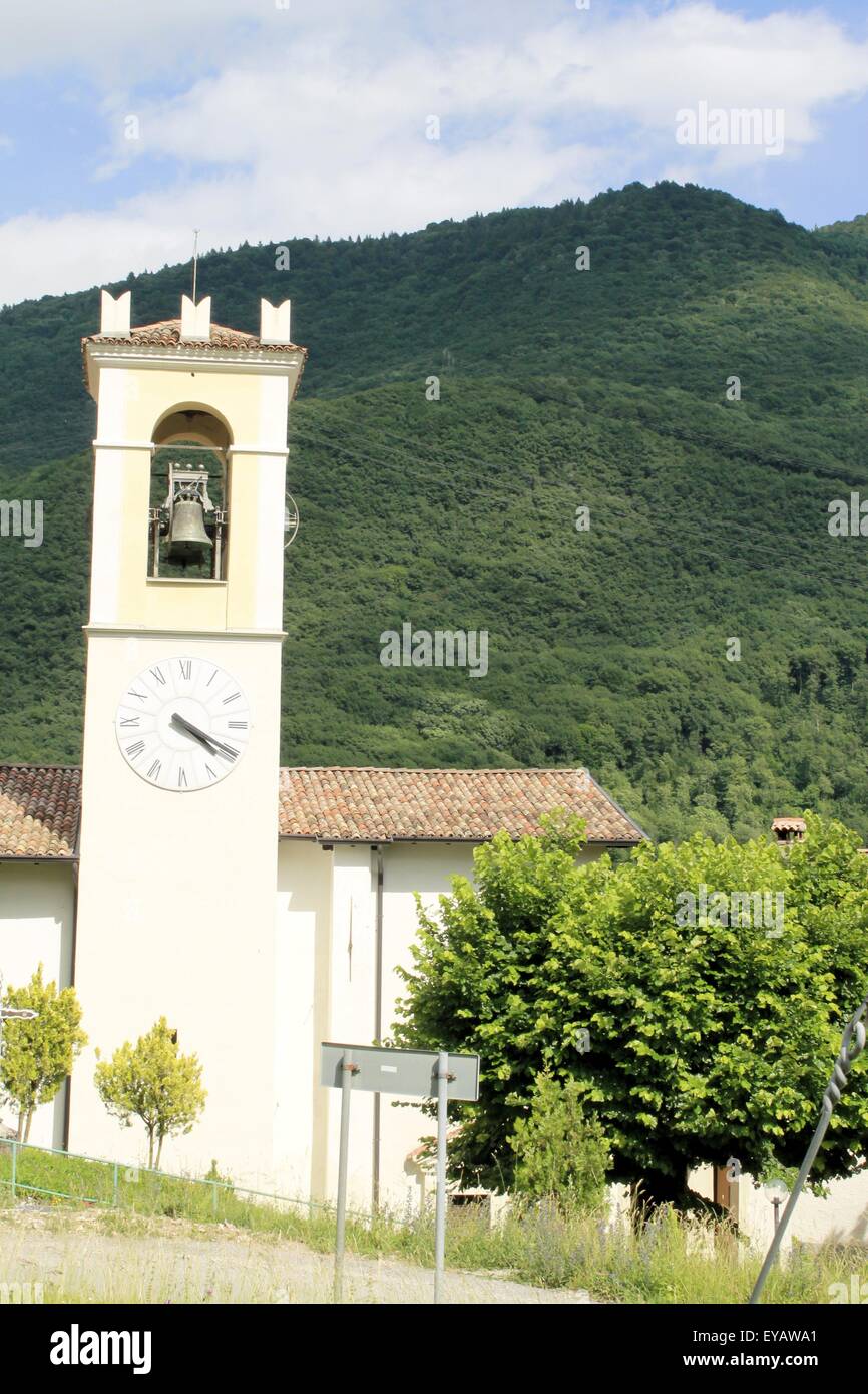 kleine Kirche mit Glockenturm in Costa Gargnano in Nord-Italien Stockfoto