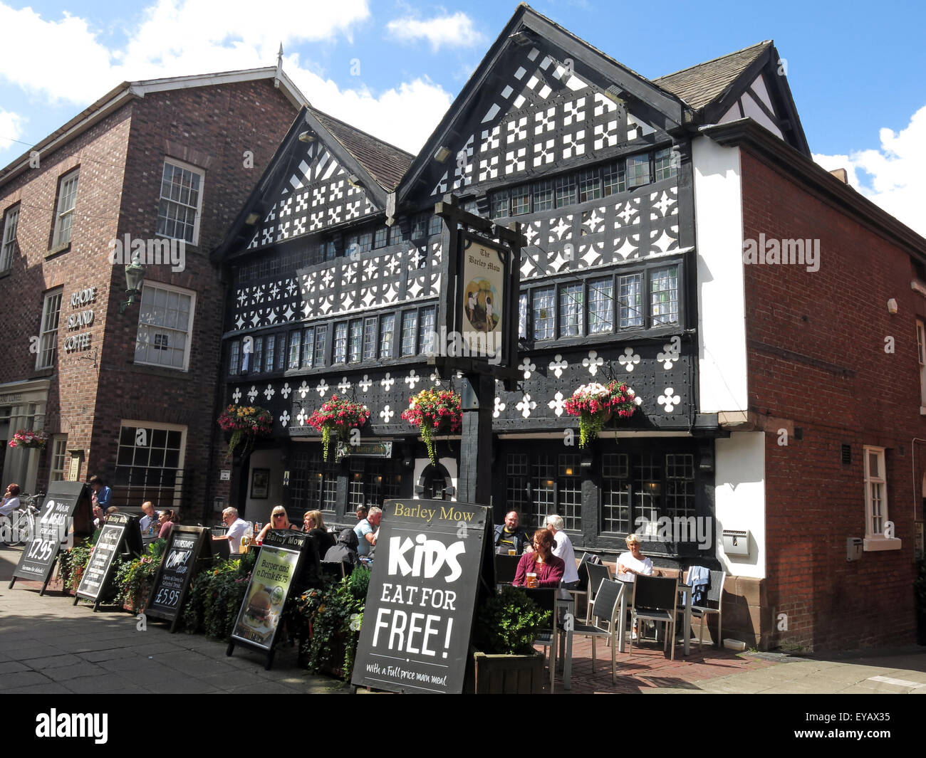 Gerste Mähen alten Pub von 1561 Warrington Golden Square, Fachwerk Tudor, Cheshire, England, UK Stockfoto