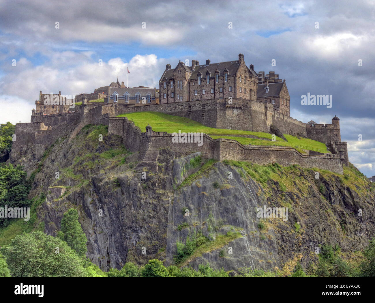 Edinburgh Castle mit dramatischem Himmel, Altstadt, Schottland - UNESCO-Weltkulturerbe, Großbritannien - Frühjahr EH1 2NG Stockfoto