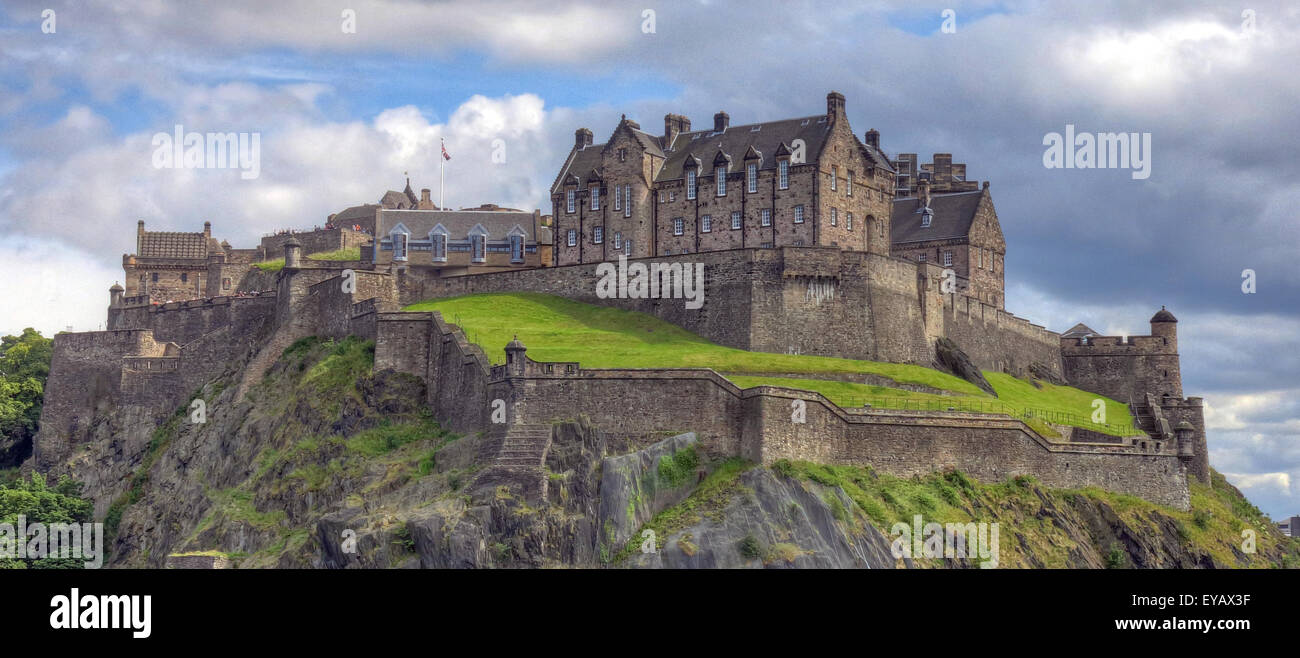 Edinburgh Castle mit dramatischer Himmel, Old Town, Schottland - UNESCO-Weltkulturerbe, UK - im Frühjahr weit erschossen Stockfoto