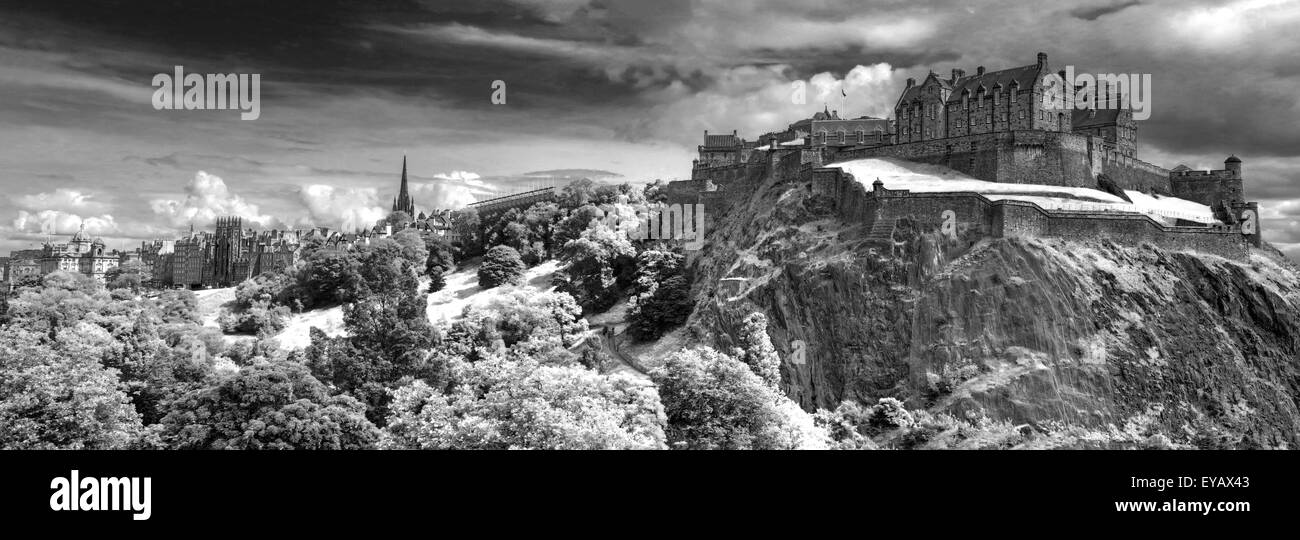 BW-Panorama von Edinburgh Castle mit dramatischer Himmel, Old Town, Schottland - UNESCO-Weltkulturerbe, UK Stockfoto