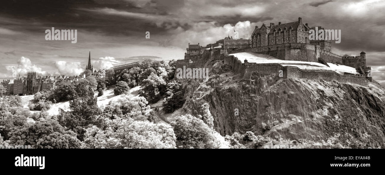 Edinburgh Castle mit dramatischen Himmel, Old Town, Schottland - UNESCO-Weltkulturerbe, UK - Winter BW Stockfoto