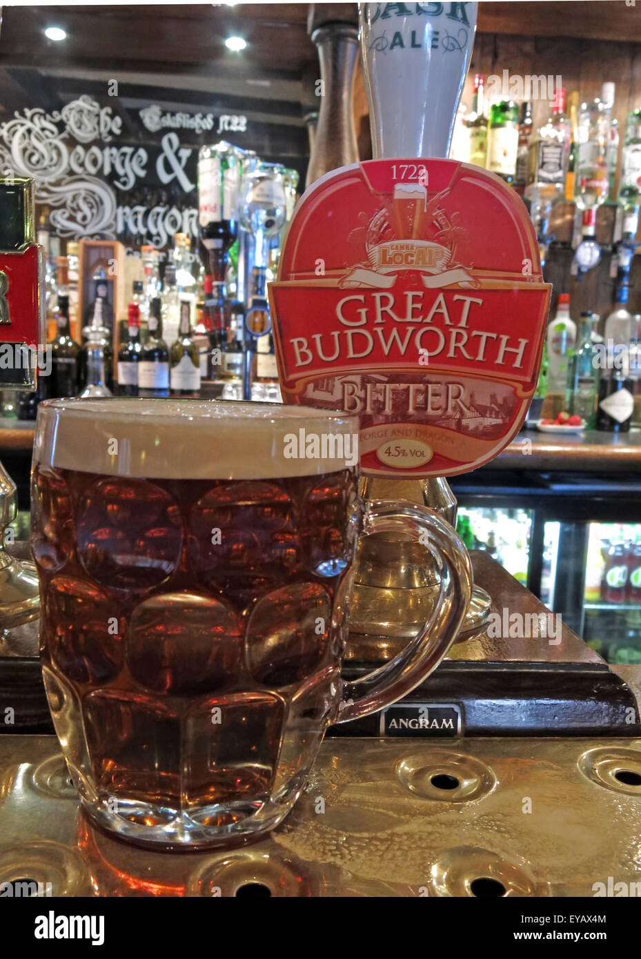 Pint traditionelle Ale in The George and Dragon Pub, Great Budworth Dorf, Cheshire, England, UK Stockfoto