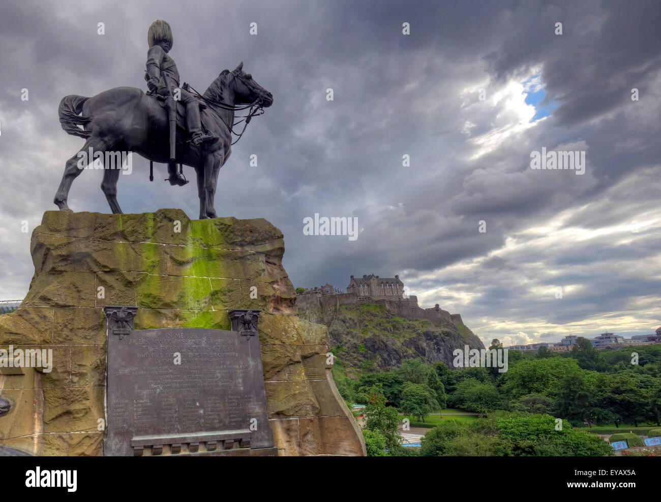 Statue/Gedenktafel in Erinnerung an die Royal Scots Greys, Princes St, Edinburgh, Scotland, UK Stockfoto