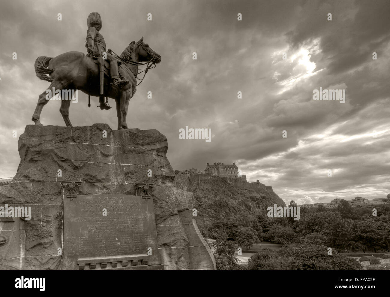 S/w-Statue/Gedenktafel zur Erinnerung an die Royal Scots Greys, Princes St, Edinburgh, Scotland, UK Stockfoto