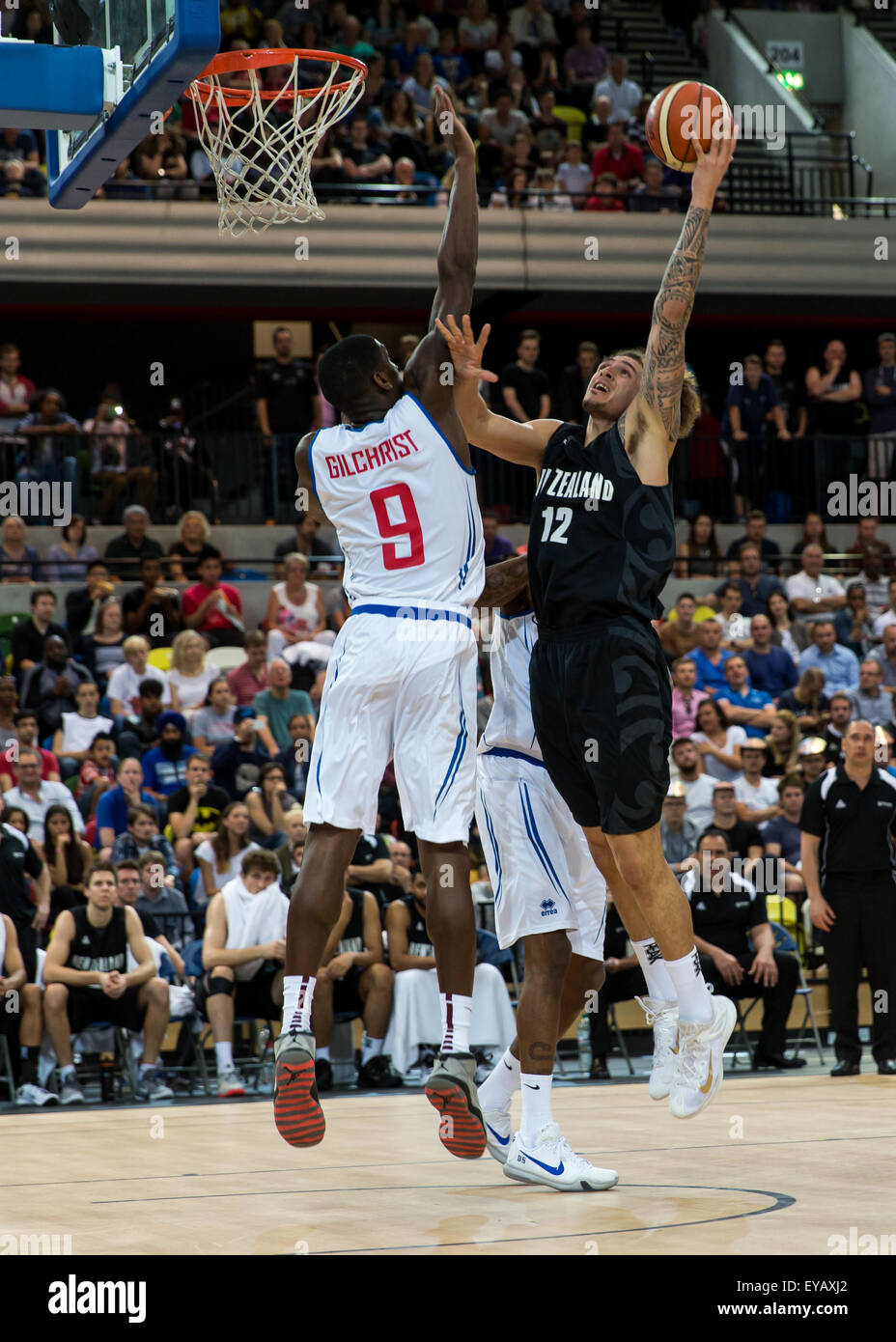 Olympiapark, London, UK. 25. Juli 2015. Basketball. Senioren Herren GB verlieren 63-84 auf Neuseeland Tall Blacks im Copper Box, Olympic Park, London, UK 25. Juli 2015. GB-Kapitän Drew Sullivan wird erste GB Herren Spieler gewinnt 100 Kapseln. GB-Player Robert Gilchrist und New Zealand Spieler Isaac Fotu auf den Korb. Bildnachweis: carol Moir/Alamy Live-Nachrichten Stockfoto