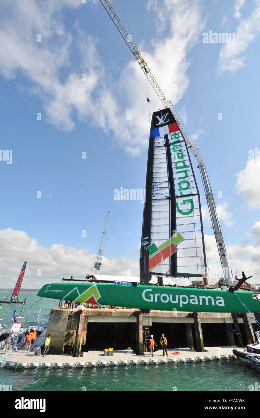 Portsmouth, Hampshire, UK - 25. Juli 2015 AC45f Groupama Team France wird reckte und immer bereit auf der Anklagebank für Rennen 1 und 2 heute in der Louis Vuitton America Cup World Series Portsmouth. Sechs Mannschaften konkurrieren wird Land Rover BAR unter der Leitung von Sir Ben Ainslie, Oracle Team USA, Artemis Racing aus Schweden, Emirates Team New Zealand, SoftBank Team Japan und Groupama Team Frankreich alle Segeln der "fliegenden" AC45f. Bildnachweis: Wendy Johnson Alamy Live News (Fotograf Medien akkreditiert für dieses Ereignis) Stockfoto