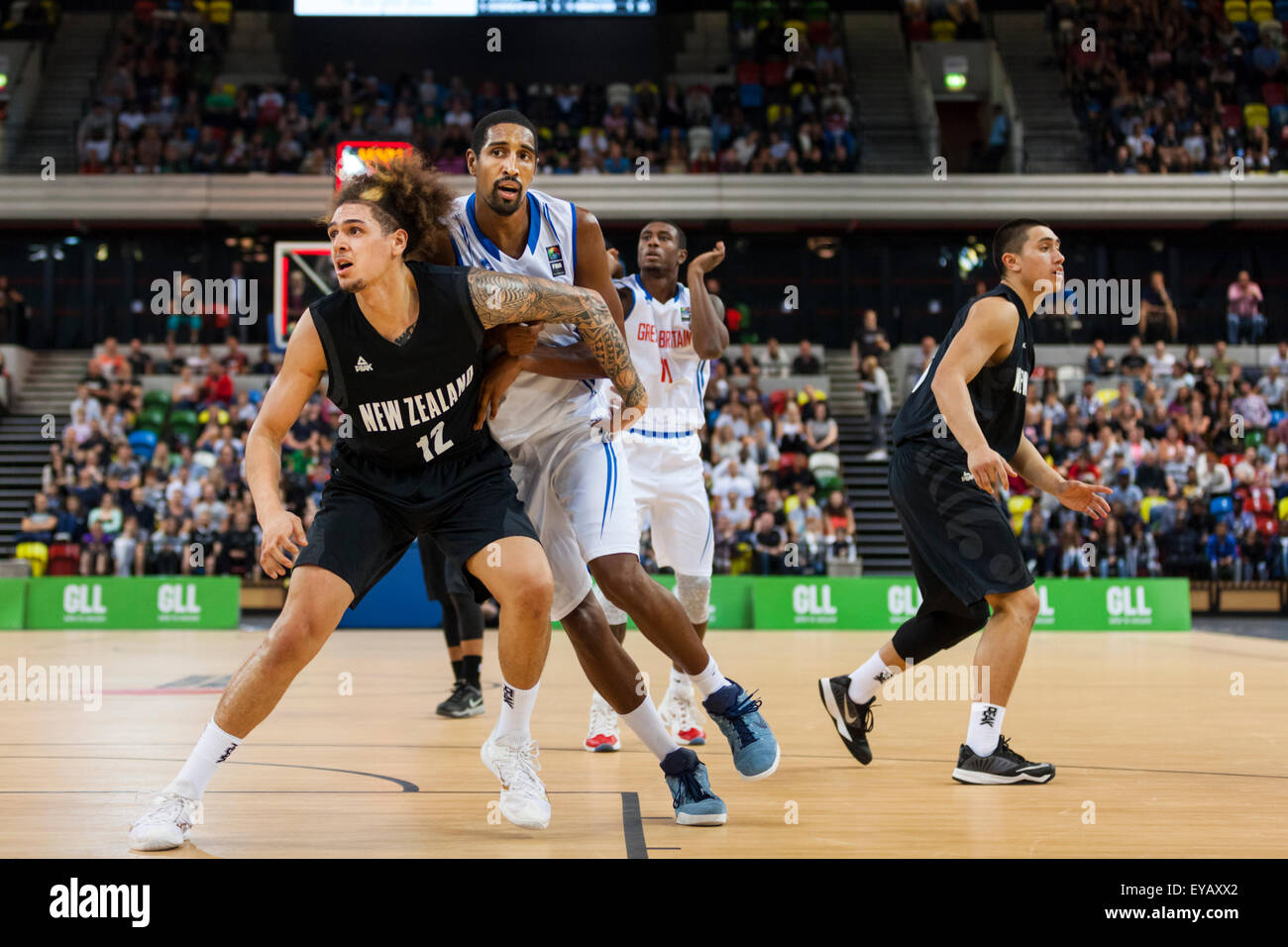 London, UK. 25. Juli 2015. NZ Isaac Fotu versucht GBS Kieron Achara bei Großbritannien vs New Zealand Tall Blacks-Basketball-Spiel in der Kupfer-Box-Arena im Olympiapark zu blockieren. New Zealand gewinnen 84-63. Stockfoto