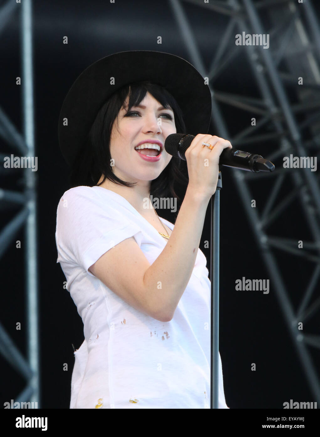 Southsea, Hampshire, UK. 25. Juli 2015. Kanadische Carly Rae Jepsen erklingt in Portsmouth Live in der Waterfront Festival Arena auf Southsea Common nach America es Cup World Series Rennen. Jepsen wurde zuerst am Canadian Idol entdeckt. Ihre überaus erfolgreichen single "Call Me Maybe" wurde ein YouTube vor erreichte die Nummer eins in den US-Billboard-Liste und die Spitze der Charts in 19 weiteren Ländern – hält die UK Nr. 1 für vier Wochen vor Ort getroffen. Es folgten Hits wie "I wirklich Like You". Bildnachweis: Uknip / Alamy Live News Stockfoto