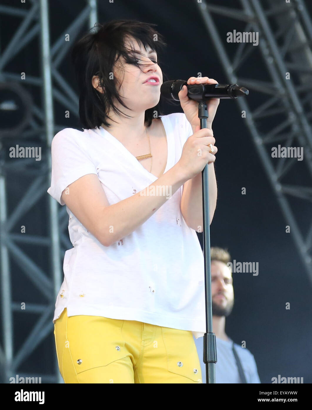 Southsea, Hampshire, UK. 25. Juli 2015. Kanadische Carly Rae Jepsen erklingt in Portsmouth Live in der Waterfront Festival Arena auf Southsea Common nach America es Cup World Series Rennen. Jepsen wurde zuerst am Canadian Idol entdeckt. Ihre überaus erfolgreichen single "Call Me Maybe" wurde ein YouTube vor erreichte die Nummer eins in den US-Billboard-Liste und die Spitze der Charts in 19 weiteren Ländern – hält die UK Nr. 1 für vier Wochen vor Ort getroffen. Es folgten Hits wie "I wirklich Like You". Bildnachweis: Uknip / Alamy Live News Stockfoto