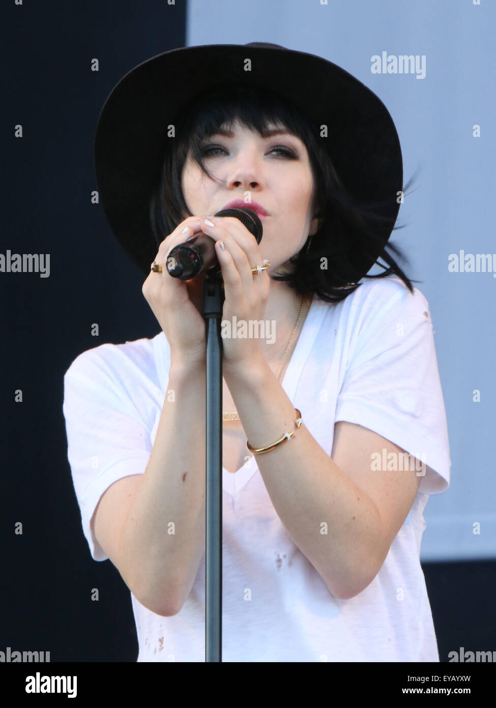 Southsea, Hampshire, UK. 25. Juli 2015. Kanadische Carly Rae Jepsen erklingt in Portsmouth Live in der Waterfront Festival Arena auf Southsea Common nach America es Cup World Series Rennen. Jepsen wurde zuerst am Canadian Idol entdeckt. Ihre überaus erfolgreichen single "Call Me Maybe" wurde ein YouTube vor erreichte die Nummer eins in den US-Billboard-Liste und die Spitze der Charts in 19 weiteren Ländern – hält die UK Nr. 1 für vier Wochen vor Ort getroffen. Es folgten Hits wie "I wirklich Like You". Bildnachweis: Uknip / Alamy Live News Stockfoto