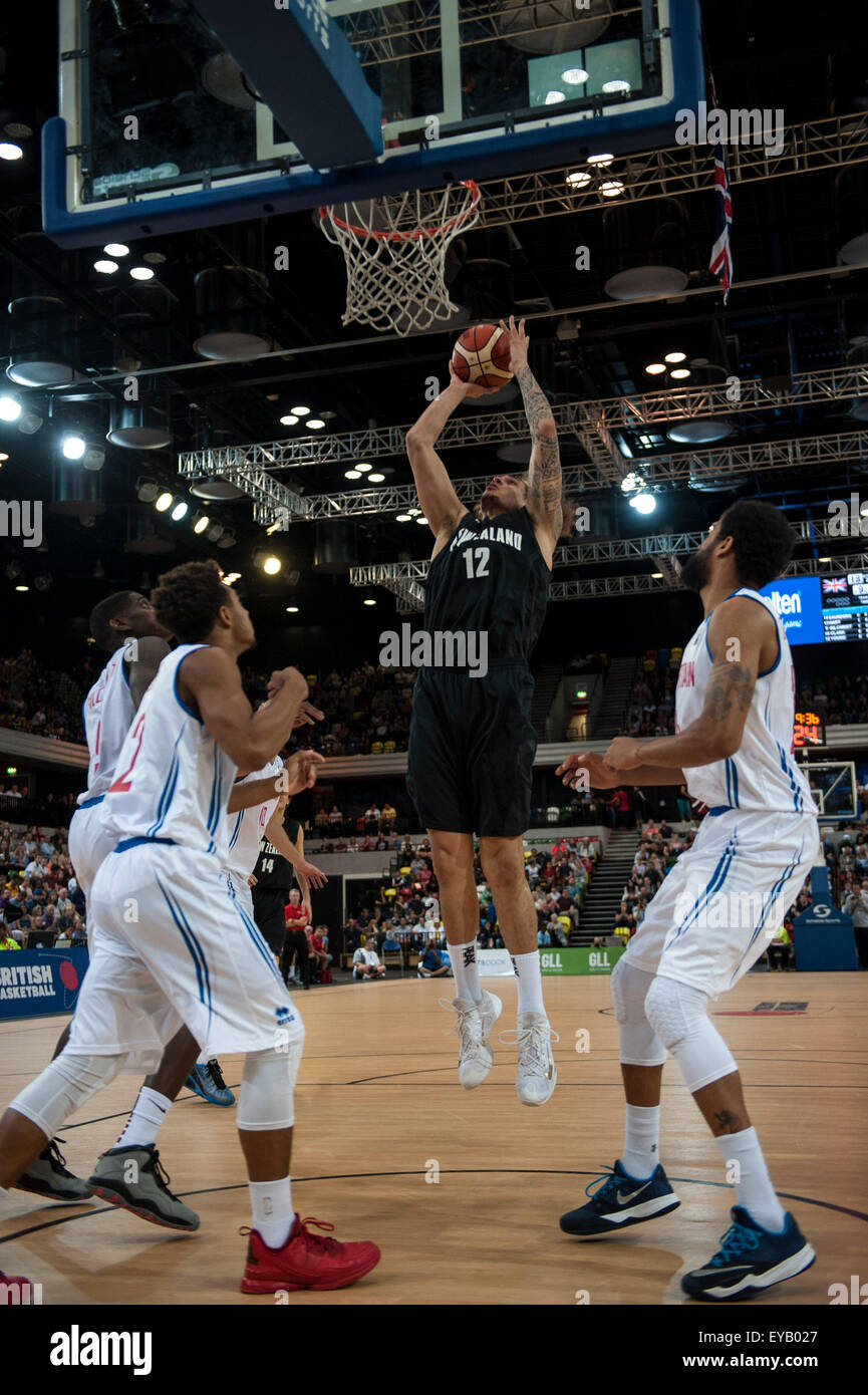 London UK. 25. Juli 2015. Basketball-Testspiel. Großbritannien gegen Neuseeland. Tall Blacks vorwärts Isaac Fotu [#12] in Aktion unter dem Korb. © Aktion Plus Sport/Alamy Live-Nachrichten Stockfoto