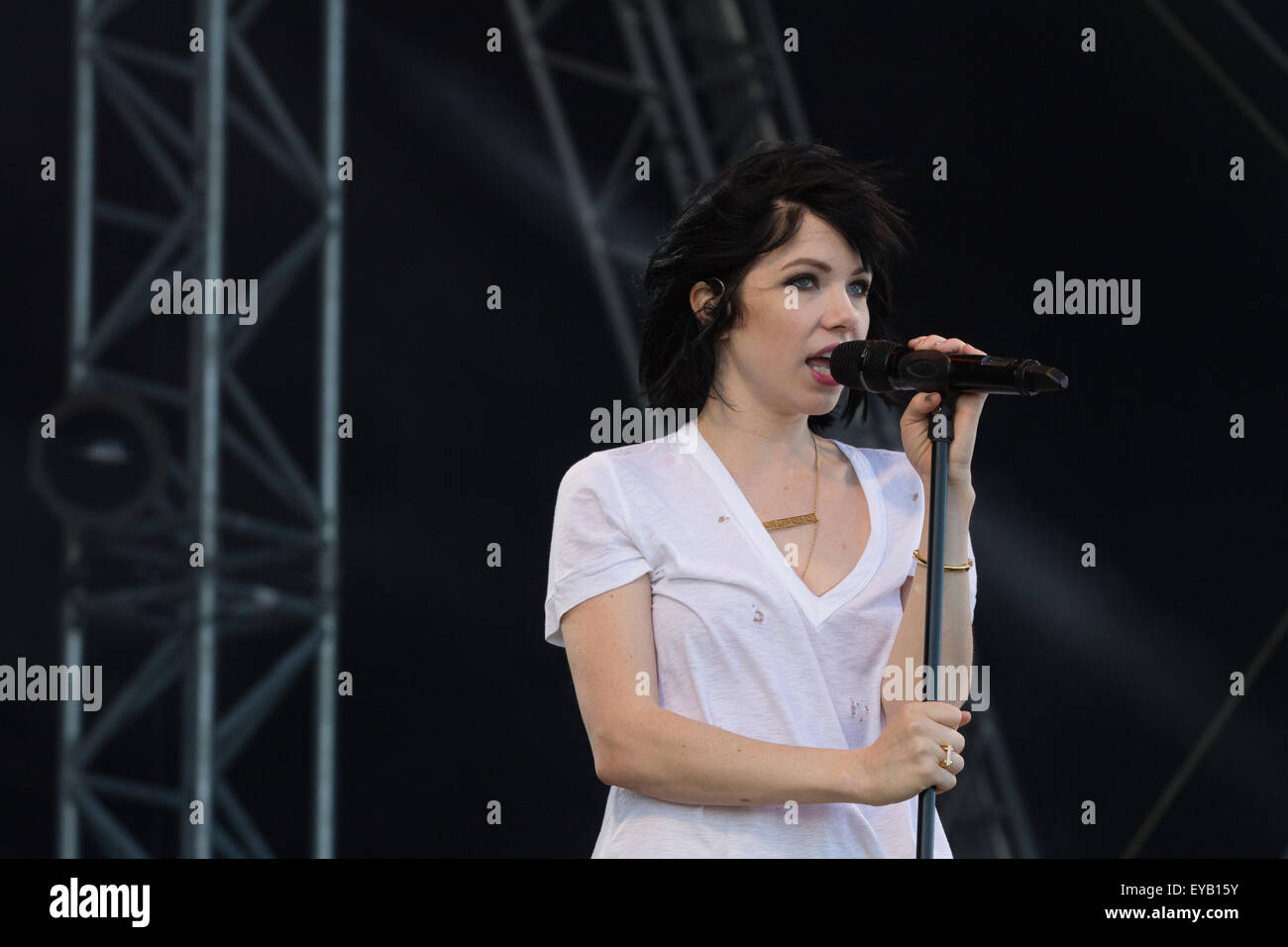 Portsmouth, UK 25. Juli 2015 Carly Rae Jepsen öffnet die Waterfront Arena Festival-Konzert in der Louis Vuitton America Cup World Series Credit: Alex Bailey / Alamy Live News Stockfoto