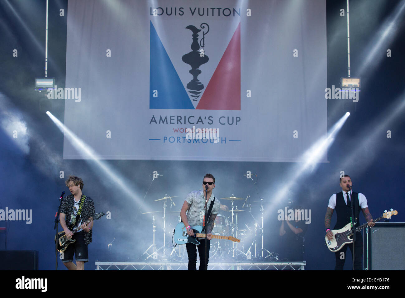 Portsmouth, UK 25. Juli 2015 James Bourne, Danny Jones und Matt Willis Bass spielen und singen während der McBusted bei den Louis Vuitton America Cup World Series Portsmouth Credit gesetzt: Alex Bailey / Alamy Live News Stockfoto