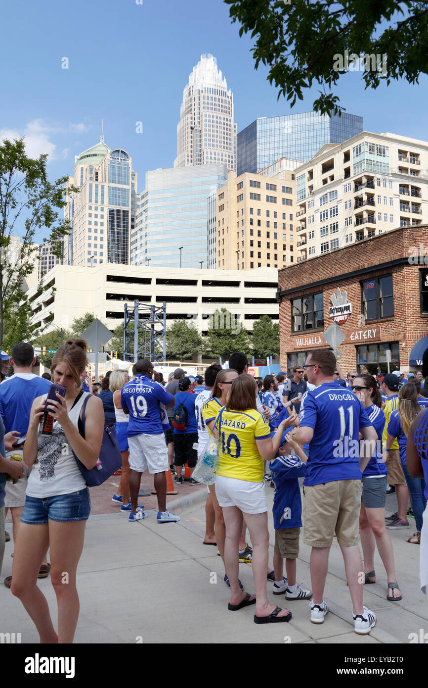 Charlotte, North Carolina, USA, 25. Juli 2015: Der Stadt Charlotte Gastgeber International Champions Cup Partie zwischen Chelsea und Paris Saint-Germain bei Bank of America Stadium. Fußball-Fans versammeln sich vor dem Spiel. Amerika ist ein erhöhtes Interesse an Fußball sehen. Bildnachweis: Rose-Marie Murray/Alamy Live-Nachrichten Stockfoto