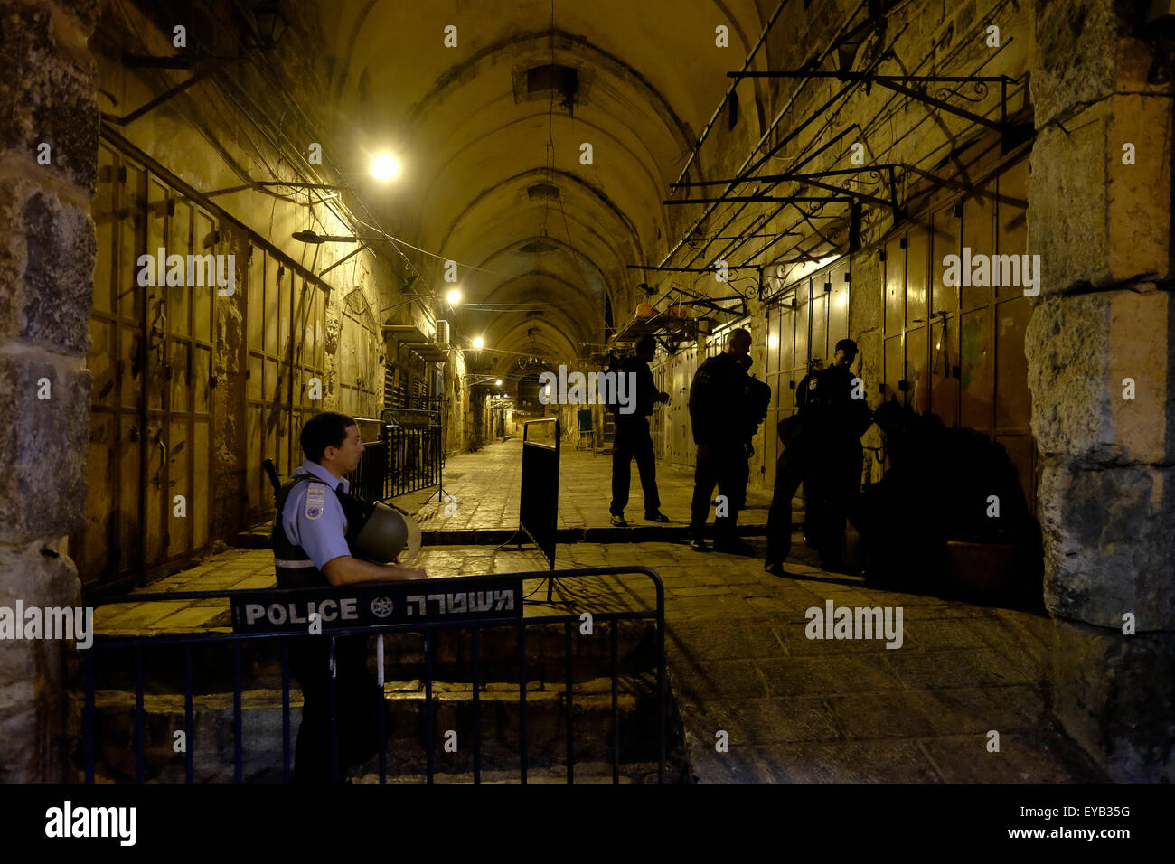 Israelische Polizei am Eingang der Baumwolle Kaufleute Tor - Bab al-Qattanin führt zu den Tempelberg im muslimischen Viertel alt Stadt Ost-Jerusalem Israel Stockfoto