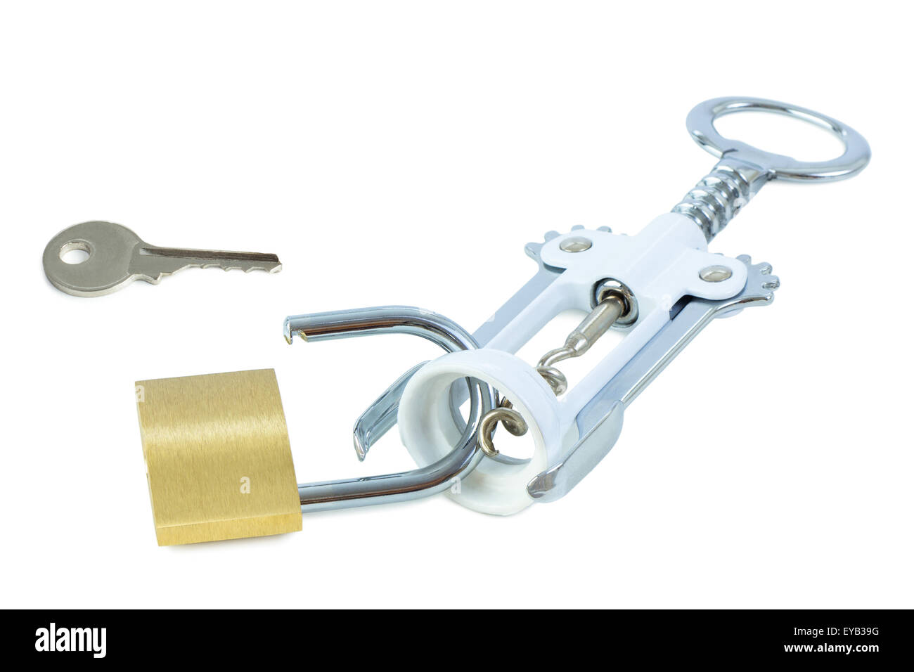 Schlüssel, Korkenzieher und eine unverschlossene Vorhängeschloss. Konzept-Foto von Trink-Problem und Alkoholismus. Stockfoto