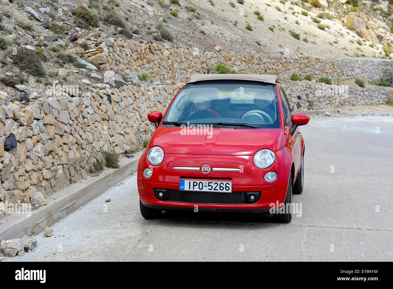 Roten Fiat 500 Hertz Urlaub Mietwagen Santorini Griechenland Stockfotografie Alamy