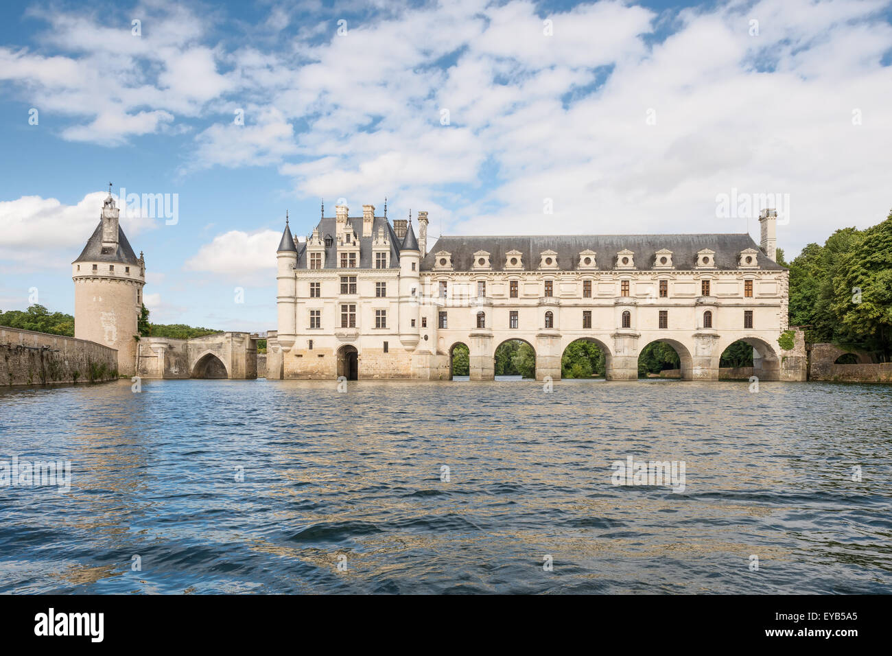 Schloss Chenonceau, errichtet über den Fluss Cher, Loiretal, Frankreich, Ansicht vom Fluss, auf Cloudu blauen Himmelshintergrund. Stockfoto