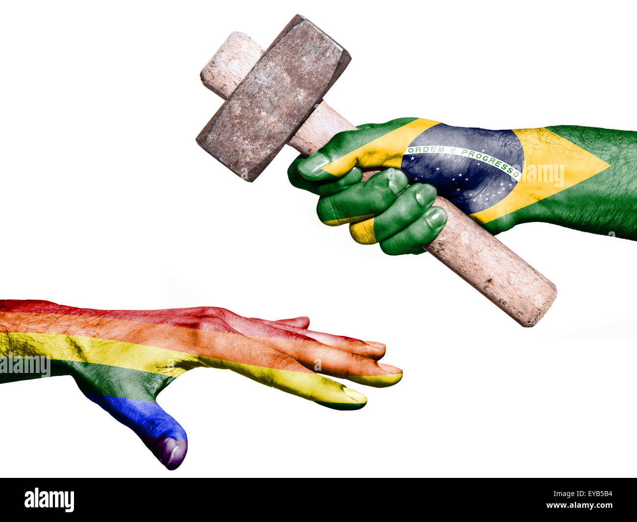 Flagge von Brasilien Aufdruck auf eine Hand mit einem schweren Hammer schlagen eine Hand für den Frieden. Konzeptbild für politica Stockfoto